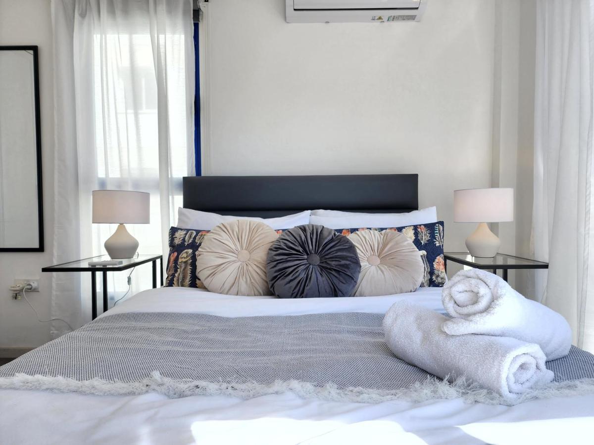 Frida'S Cozy Two Bedroom Apt Larnaca Esterno foto